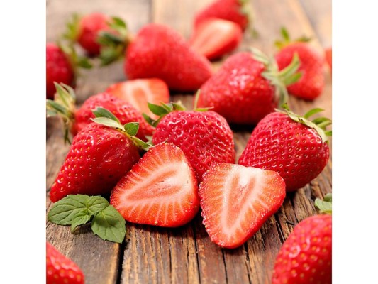 Fresas. Una taza de fresas contiene la ingesta necesaria de vitamina C por día, además de acido fólico y fibra. según estudios , quienes consumen mas de tres proteínas de fresas o arándanos por semana, disminuyen las probabilidad de tener un ataque en el corazón.