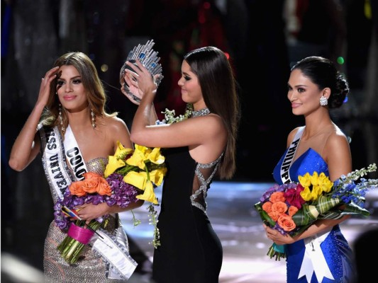 Por error, coronan Miss Universo a Miss Colombia