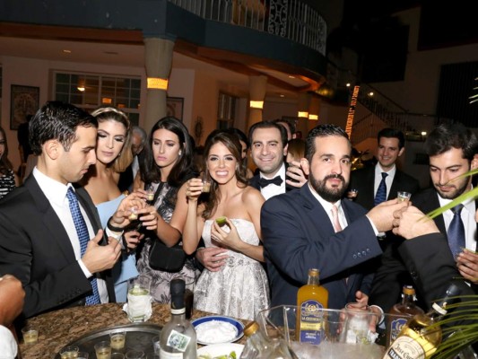 Momento de brindar por los felices novios