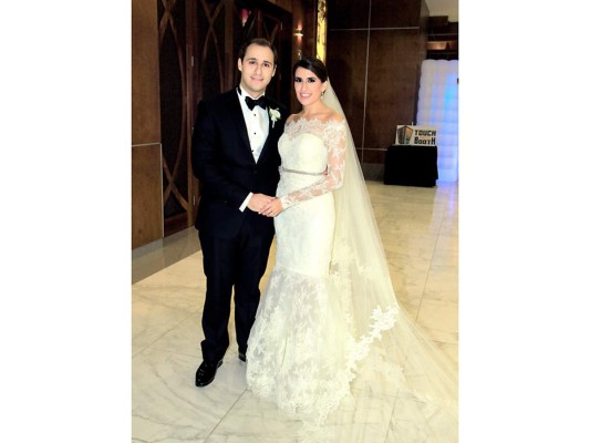 Los felicdes enamorados Roberto Facussé y Sophie Andonie, en su fiesta nupcial en el Copantl Convention Center.