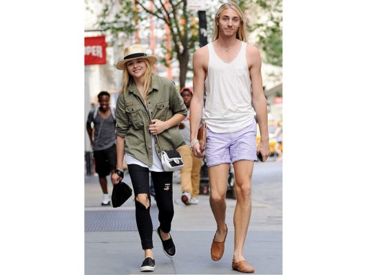 Chloë Grace Moretz y Trevor y Colin Moretz. Nada le puede quitar la alegria a la actriz Chloë quien tiene dos hermanos homosexuales con quien tiene una magnifica relación. '“A nadie debe de importarle cuál es su orientación sexual, el color de su piel, o si es un hombre o una mujer”.
