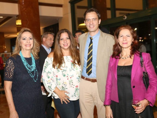 Alessandra Foletti inaugura exposición de arte en el Marriott