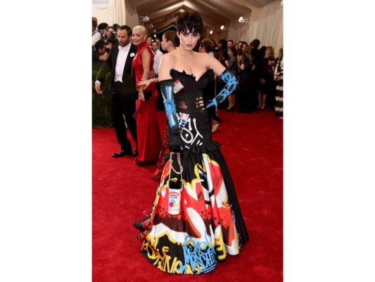 Katy Perry en un strapless de Jeremy Scott para Moschino en la MET Gala de 2015