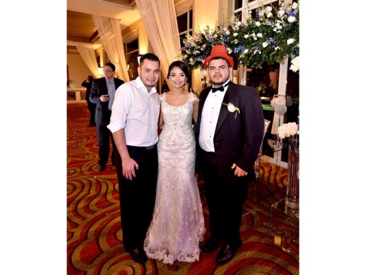 Así fue la boda eclesiástica de Scarleth Sandres y Manuel Cálix