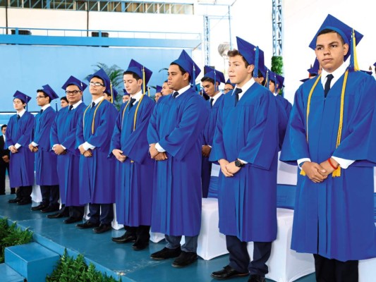 La graduación de los seniors 2016 de Macris School