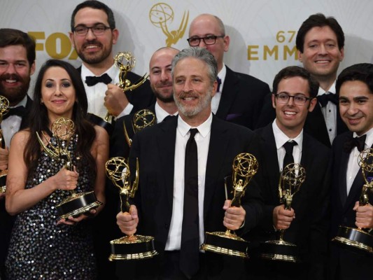 The Daily Show with Jon Stewart se llevó los Emmys por Mejor Programa de Variedad y Mejor Guión de Programa de Variedad (Chuck O'Neil)