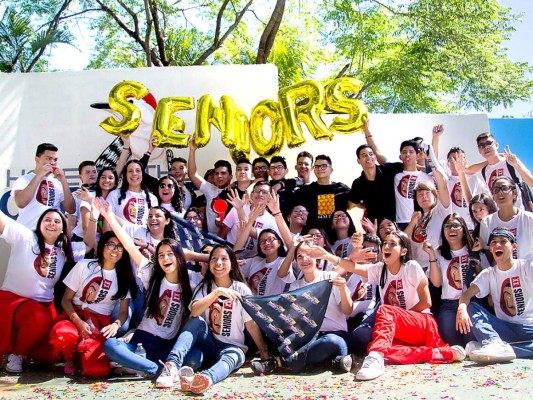 Los seniors de la England School dan inicio a su año escolar con una gran entrada que sin duda sera un evento difícil de olvidar. Con el theme de la famosa serie, Casa de Papel llegaron los alumnos vestidos de rojo y con mascaras, cantando la emblemática canción 'Bella Ciao'