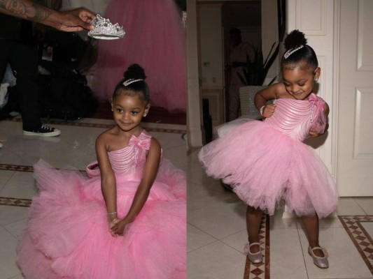 Previo al festejo, Cardi subió fotografías de la preparación del atuendo de la pequeña con un vestido rosa de una sola manga.