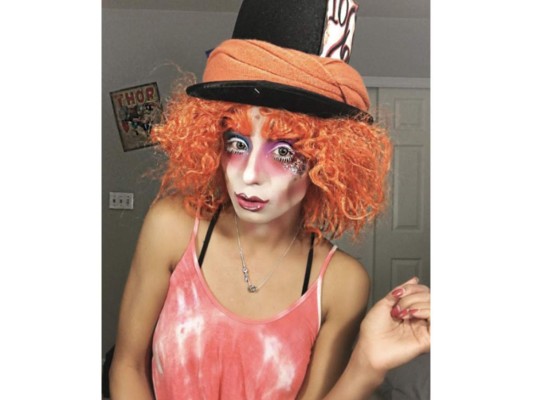 Un fuerte contouring y los colores brillantes le dan el toque a este sombrerero loco del país de las maravillas
