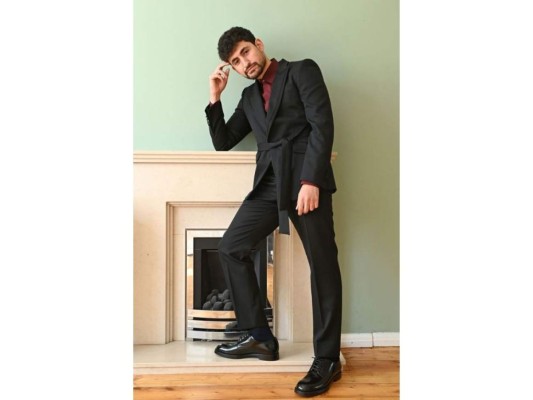 Amir El Marsy<br/> Eligió un look muy sencillo de un traje negro con una camisa ocre sin corbata.