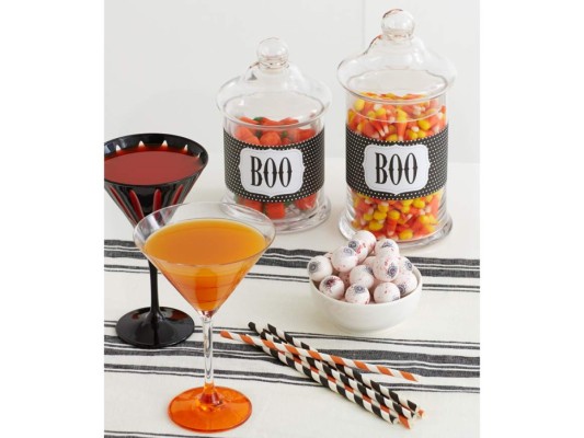 Sirve cocteles en colores de la fiesta temática. Jugo de zanahorias para los chicos o martinis con jugo de durazno para los adultos, lo que importa es el efecto naranja.