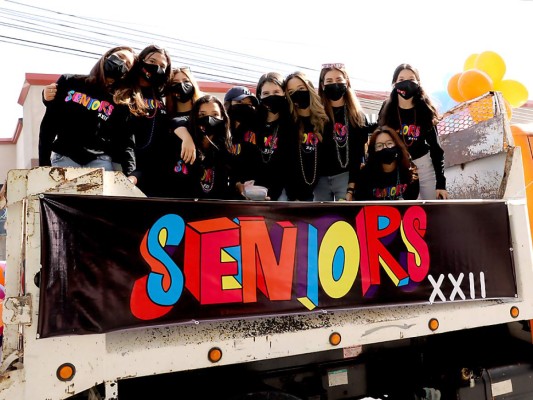 Seniors de DelCampo School inician año escolar