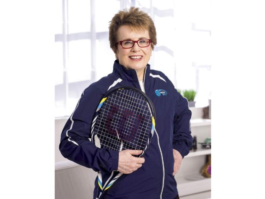 13. Billie Jean King es una ex jugadora de tenis de los Estados Unidos. Se la considera una de las jugadoras más grandes del tenis y una de las mejores deportistas femeninas de toda la historia. Una de sus mejores victorias fue cuando le ganó a Bobby Riggs, quien la retó para demostrar “la superioridad del hombre sobre la mujer”.