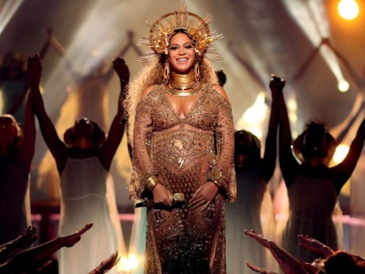 En febrero de 2017, Beyoncé anunció que estaba esperando gemelos en una publicación en Instagram. Ese mismo mes, la cantante cantó en los Premios Grammy, mostrando su vientre (casi como cuando reveló su primer embarazo).
