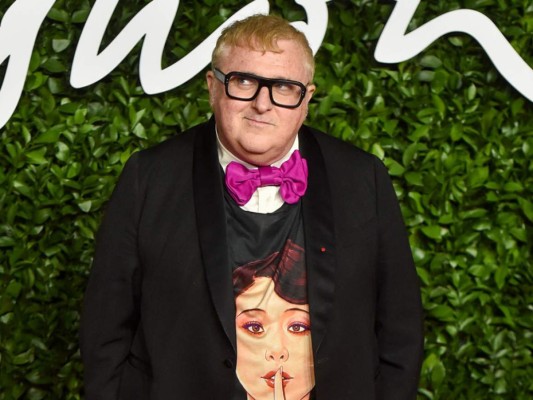 Alber Elbaz <br/>El famoso diseñador trabajó para firmas como Yves Saint Laurent, pero fue realmente en Lanvin donde hizo historia por 14 años. Murió a sus 59 años siendo otra víctima del COVID-19.<br/>