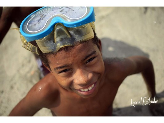 Un día de playa en el Triunfo de la Cruz, los niños te reciben con su mejor sonrisa en una de las comunidades garífunas más grandes de la región