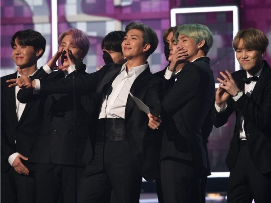 La boy band de Kpop sube al escenario a presentar un premio