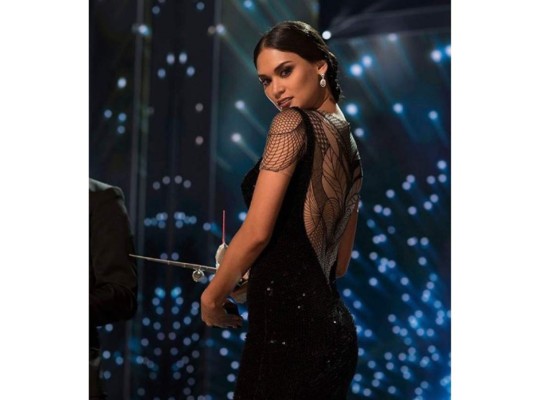 Durante la última semana ha acompañado a las aspirantes a Miss Universo, como anfitriona en Filipinas, aquí uno de sus looks preliminares más comentados