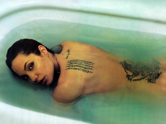 Angeline Jolie a pesar de su delgadez sus encantadores tatuajes no pierden su esencia en especial el de la espalda quien tiene la frase “know your rights” (“Conoce tus derechos”), más abajo en la parte baja de su espalda y extendiéndose hasta la zona de sus glúteos, la actriz lleva el que es el más grande de sus tatuajes: se trata de un tigre de 30 centímetros de largo y 20 de ancho realizado en Bangkok, Tailandia así también el número 13 en números romanos, para demostrar que no era supersticiosa, en su hombro los nombres de sus hijos y esposo Por último luce un tatuaje también bastante grande en su vientre, de una cruz y una frase en latín con letras góticas: “Quod me nutrit me destruit” (“Lo que me nutre me destruye”).