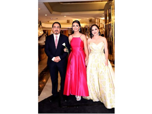 Luis Varela y Lucy Gaitan con su hija María Valera