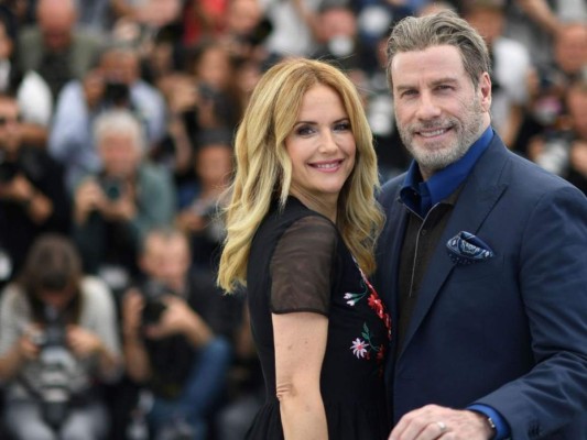 A causa del cáncer de mama, fallece la actriz Kelly Preston a sus 57 años de edad, así anunció su esposo John Travolta a través de su cuenta oficial de Instagram. La actriz estuvo luchando durante dos años con esta enfermedad que ella y su familia prefirieron mantener en privado. Conoce más de la carrera de la actriz