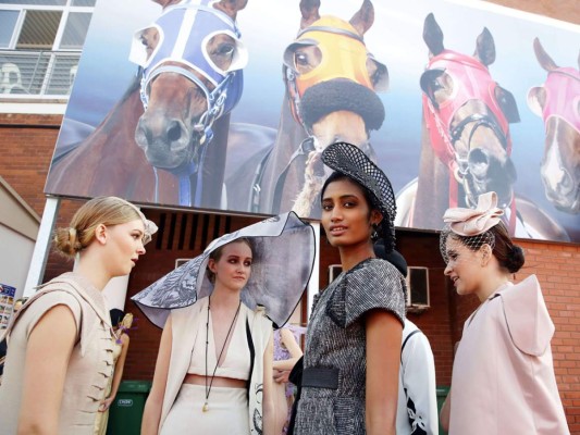 La carrera de caballos de Durban July es la más grande en el continente africano y un evento donde las celebridades y la alta sociedad sudafricana se disfrazan para asistir. Atrae a cerca de 100 mil espectadores y las apuestas se colocan en más de 20 millones de dólares.