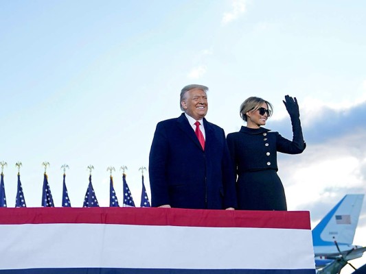Trump abordó el Air Force One después de sus breves comentarios y el avión presidencial despegó para el vuelo de dos horas a Florida mientras 'My Way' de Frank Sinatra sonaba en los altavoces de la pista en un día soleado pero frío.