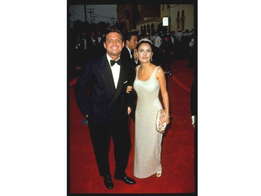 Salma Hayek<br/>Para la edición de 69 de los premios Oscar Salma Hayek fue de la compañía de Luis Miguel<br/>