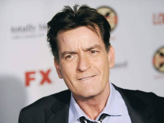 Charlie Sheen habría admitido en exclusiva para National Enquirer ser VIH Positivo.