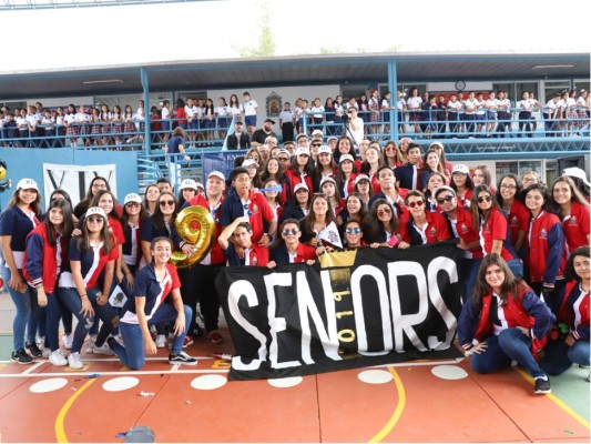 Los seniors durante su celebración en Macris School (fotografías: Hector Hernández)