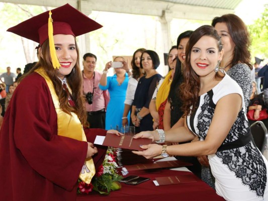 Entrega de títulos Mayan School II parte