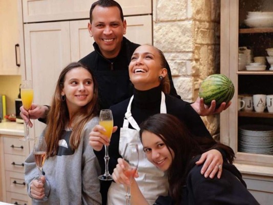 Alex Rodríguez y Jennifer López tuvieron una cena tranquila en compañía de las hijas del beisbolista.