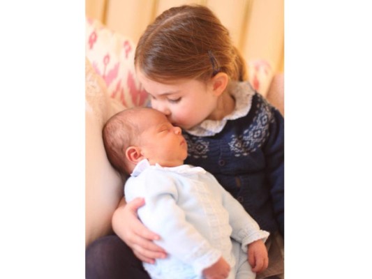 Tiernas fotografías de la princesa Charlotte y su hermanito Louis