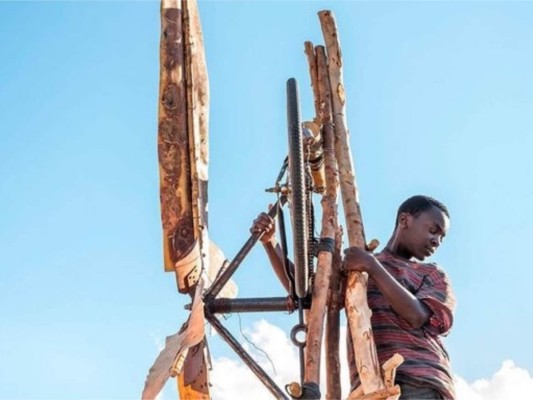 EL NIÑO QUE DOMÓ EL VIENTO esta producción trata sobre un adolescente de Malaui que, ante la terrible sequía que amenaza con destruir su comunidad, se las ingenia para construir una turbina para extraer agua.