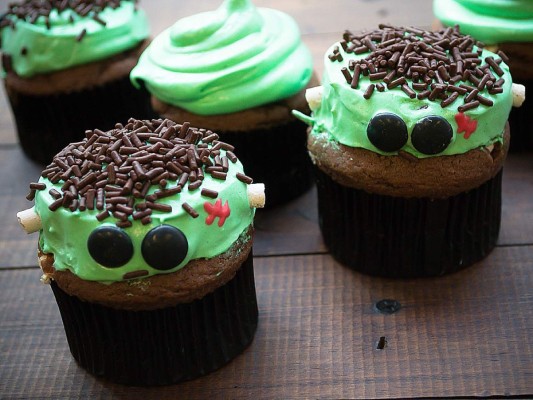 Cupcakes de Frankenstein<br/>Cupcake que te hara temblar pero desabor, decorados en forma de Frankenstein, será la sensación de la fiesta no solo por los detalles además por su gran sabor de combinación de chocolate amargo y malvavisco.<br/>