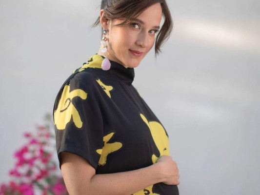 Ximena Sariñana<br/><br/>¡La cantante y actriz mexicana está a la espera de su segundo bebé! Hace poco, menos de dos años que Ximena se convirtió en madre por primera vez, y ahora al lado de su esposo Rodrigo Rodríguez con quien se casó en 2016, están en la dulce espera del nuevo miembro en la familia. <br/>