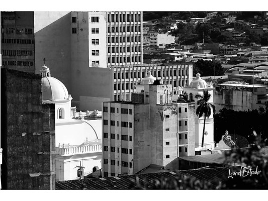En el centro histórico, entre una mezcla inusual de antiguas casas de adobe, parques, construcciones estilo neoclásico y edificios característicos de los años 60, destaca la cúpula de la catedral metropolitana
