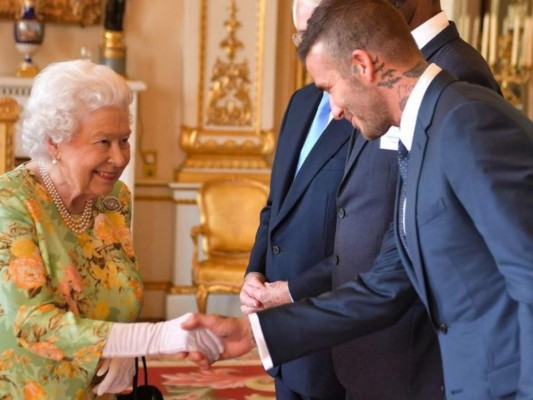 Este momento incomodo donde la reina Elizabeth no puede ocultar el amor hacia el guapisimo David Beckham