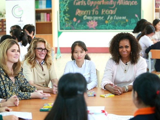Michelle Obama y Julia Roberts juntas en Vietnam por una buena causa   