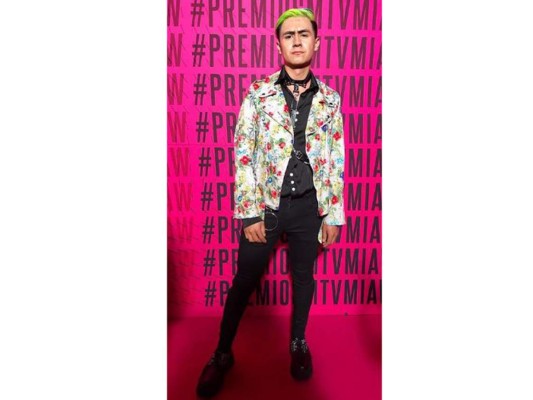 El influenciar conocido como Botonet, de igual manera está en la lista de los que no supieron escoger outfit para los premios MTV.