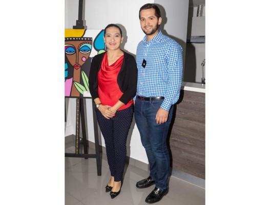 Lilia Umaña y Miguel Medina, representante de Condominios Terranova. Foto: Daniel Madrid