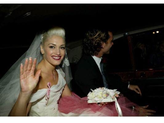 El vestido degradado en rosa que la cantante Gwen Stefani llevó en su boda con Gavin Rossdale en 2002, fue creado por John Galliano, ex director creativo de Dior. Gwen donó la prenda al museo Victoria & Albert.