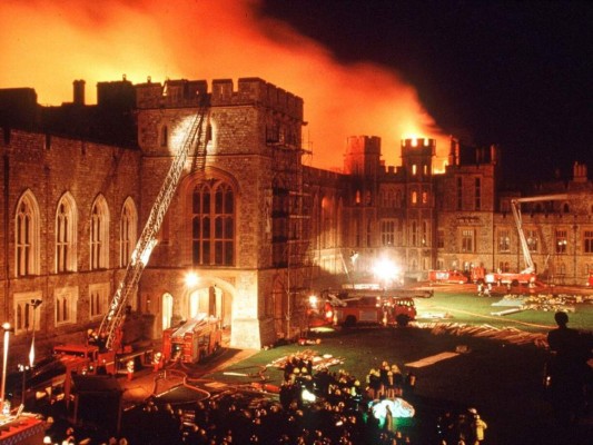 En 1992, Isabel y Felipe rescataron cientos de obras de arte cuando se incendió el Castillo de Windsor. Según el Príncipe Andrew, su madre quedó devastada por el acontecimiento. Cabe recalcar que la Reina reconoció ese año como su 'annus horribilis'.