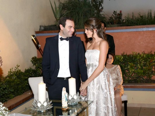 Ya declarados marido y mujer, Oscar y Daniela entre miradas de complicidad y sonrisas