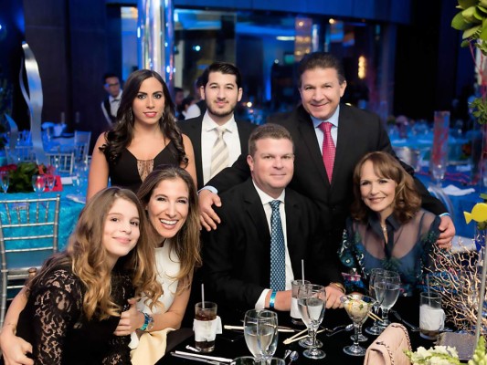 Jesus, Roberto, Ingrid y Jeannie Canahuati con sus hijos en la Gala de Fin de Año Seas The Night