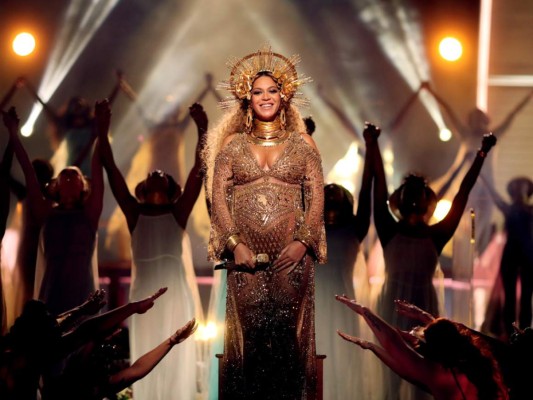 Su memorable aparición en la 59 edición de los GRAMMY Awards en el STAPLES Center en Los Angeles, California.
