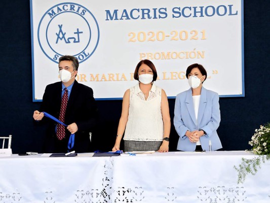 Héctor Salazar, Ana Merriam y Mónica Weddle, autoridades escolares que presidieron la graduación realizada en grupos