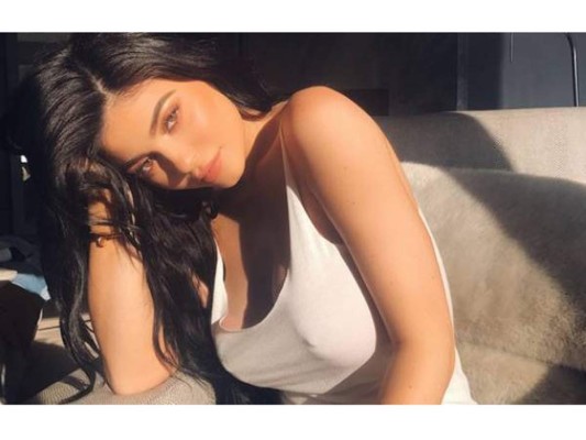 Presta atención a la luz. 'Mis mejores selfies son los que me hago a las 8 de la mañana en la cama, cuando el sol atraviesa mi ventana', comentó una vez Kylie Jenner.