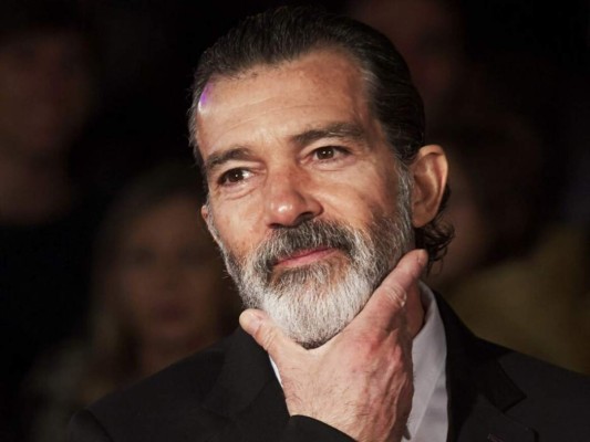 <br/>Antonio Banderas, El actor español más internacional confirmo haber tenido un tumor. Este se le fue encontrado tras la muerte de su padre en la espalda y a lo que el afirmaba que era “del tamaño de un puño”.<br/>