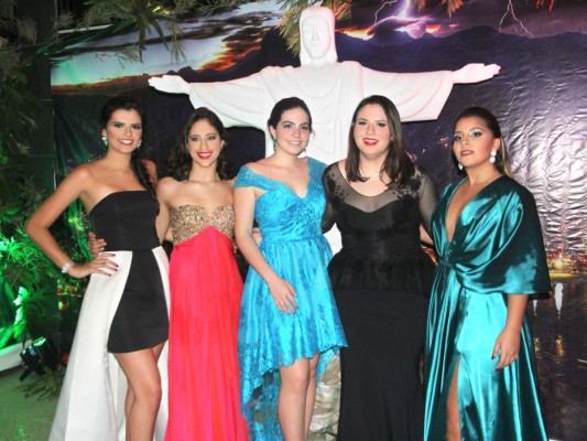Isabella Hepburn, Gabriela Ramos, Victoria Yíbrin, Paula Goldstein y Valeria Prego. Foto: Alex Muñoz.